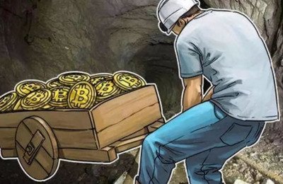 Utilizing renewable energy for cost-effective mining